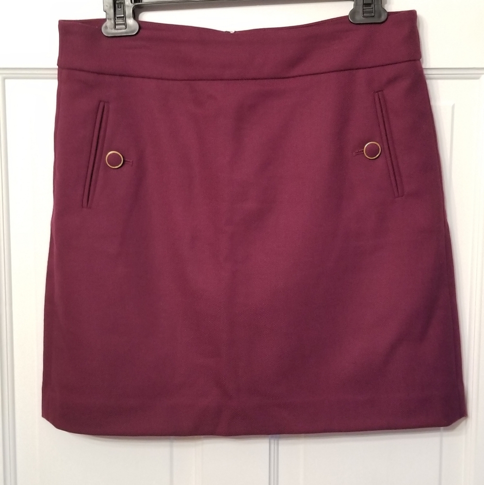 Fine wool skirt with front pockets.